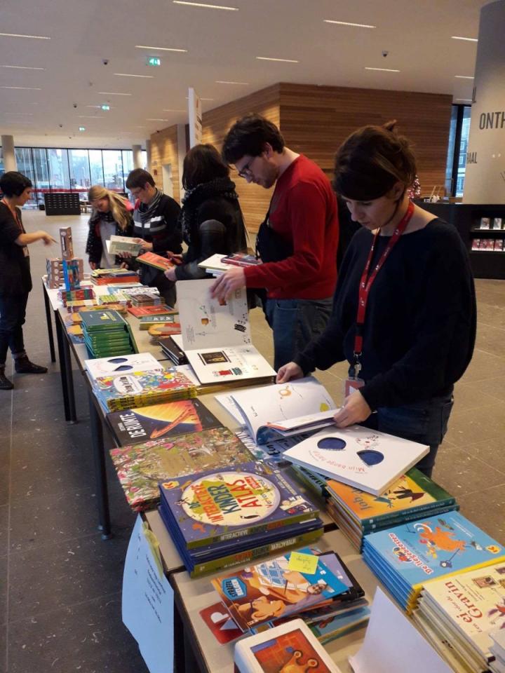 Boekenverkoop departement Onderwijs en Training