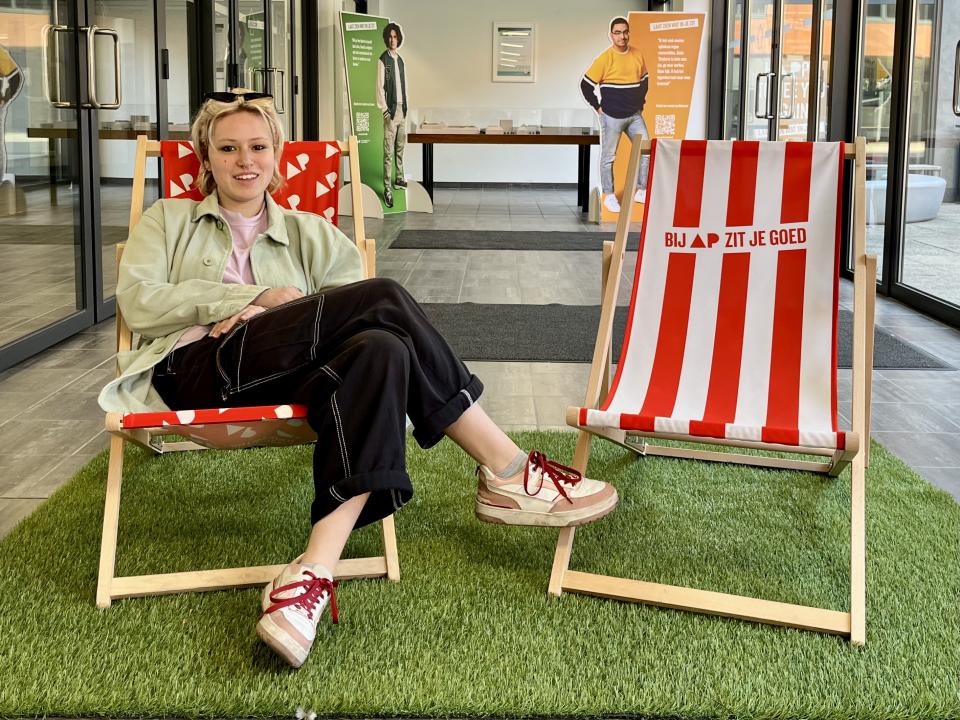 Julia zit op een strandstoel van AP Hogeschool