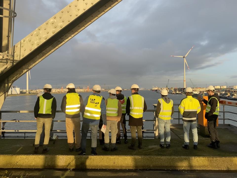 Studenten EM op de Lillobrug in de Haven