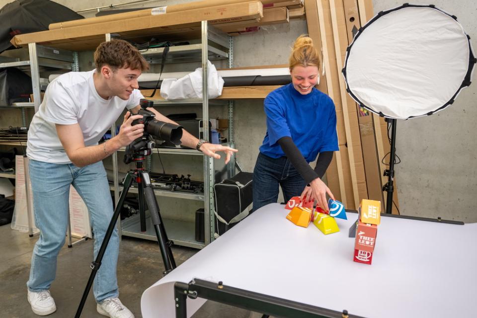 Jan maakt productfoto's in de fotostudio