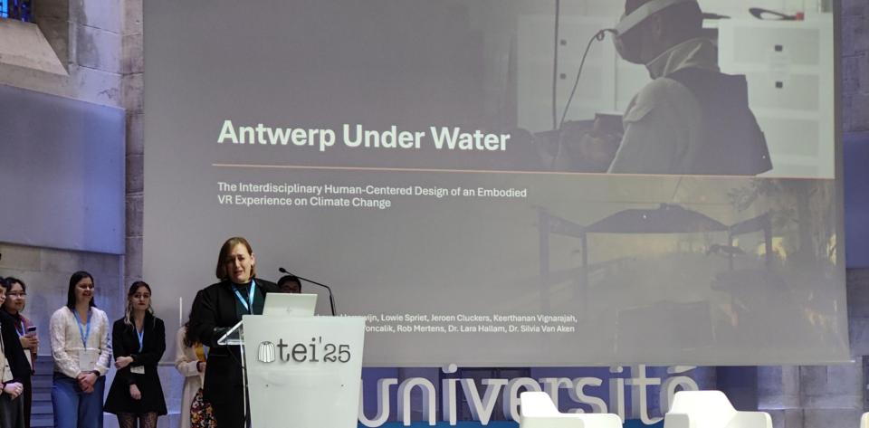 Laura Herrewijn licht het experiment 'Antwerpen Onder Water' toe.